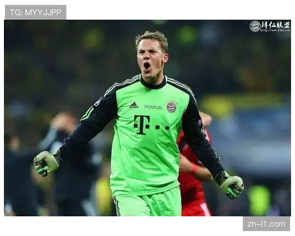 诺伊尔扑出关键点球后，与队友相拥庆祝的怒吼瞬间